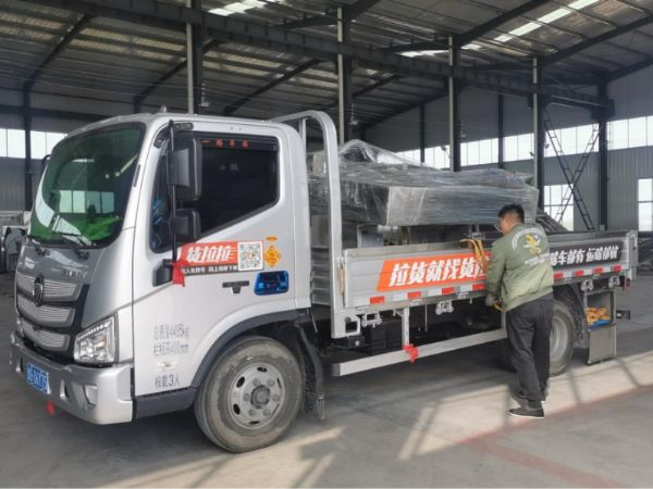 诸城尖峰机械1000型真空包装机成功发往威海